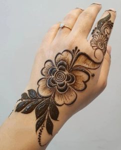 Stylish henna plans